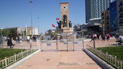 Taksim ve İstiklal Caddesi'nin girişleri bariyerlerle kapatılmaya başlandı