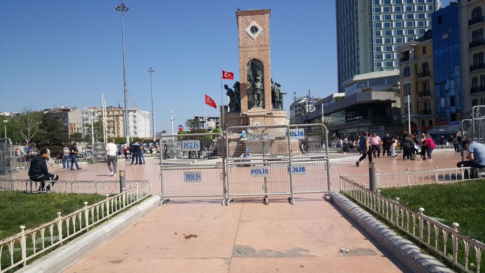 Taksim ve İstiklal Caddesi'nin girişleri bariyerlerle kapatılmaya başlandı