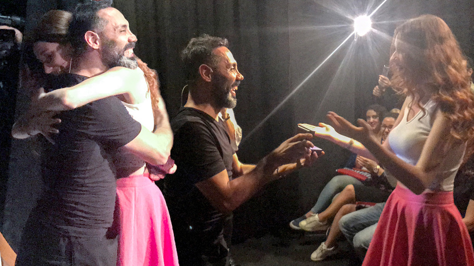 Ünlü oyuncu sahnede evlenme teklif etti