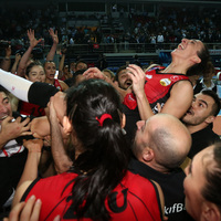 Türkiye'de omuzlarda bıraktı, Romanya'da da öyle olsun!