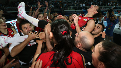 Türkiye'de omuzlarda bıraktı, Romanya'da da öyle olsun!