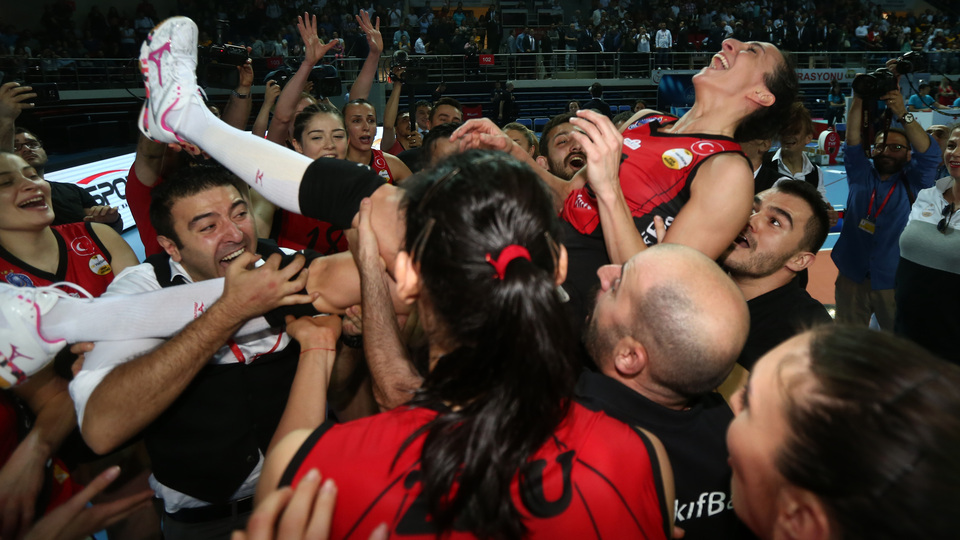 Türkiye'de omuzlarda bıraktı, Romanya'da da öyle olsun!