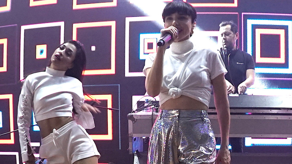 Kostümleri kaybolunca sahneye ev kıyafetleriyle çıktı