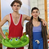 Liselilerin havuz keyfi