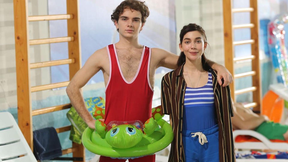 Liselilerin havuz keyfi