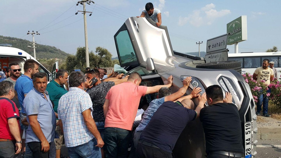 Muğla'da korkunç kaza! otomobil yan yattı