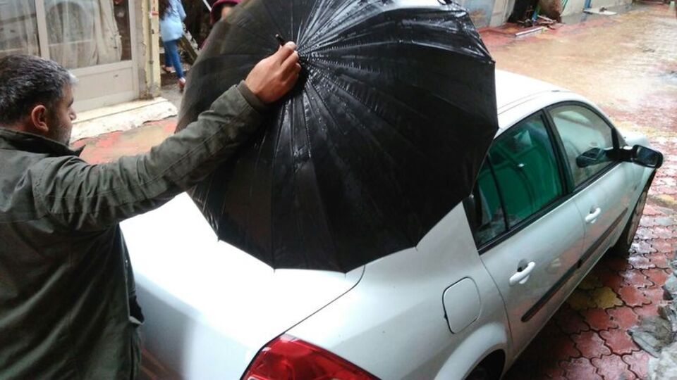 Dolu şaşkınlığı! Çareyi şemsiye tutmakta buldular