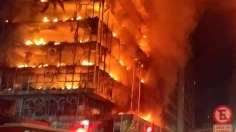 Brezilya'da çıkan yangında 26 katlı bina çöktü