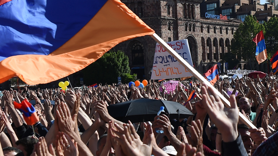 Başbakan seçilemedi, halkı sokaklara çağırdı!