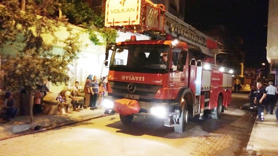 Manisa'da korkutan yangın! Evlerinde mahsur kaldılar
