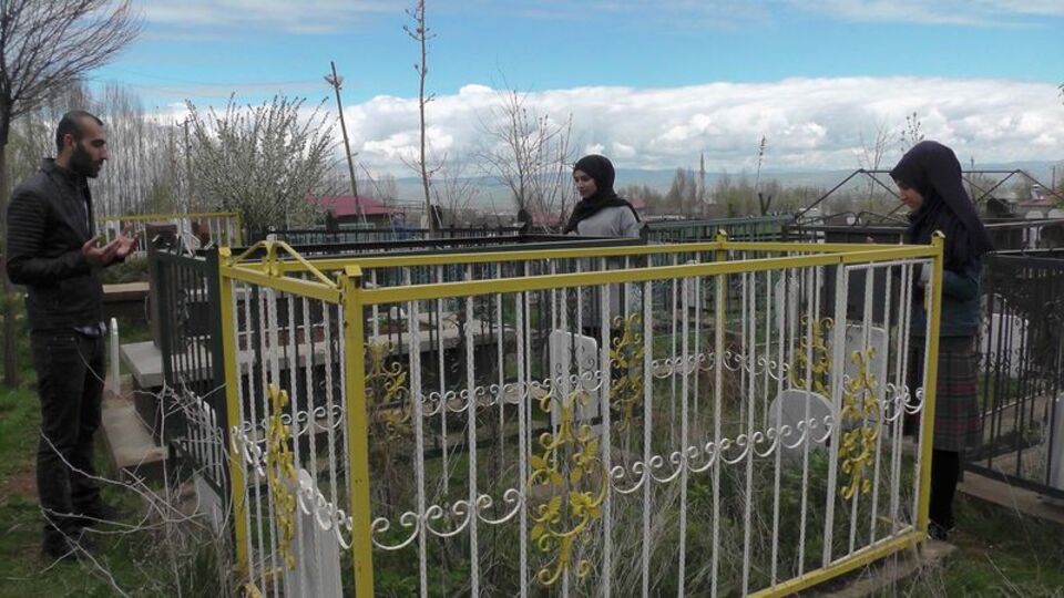 Bu köydeki tüm mezarlar renkli! Nedeni şaşırttı