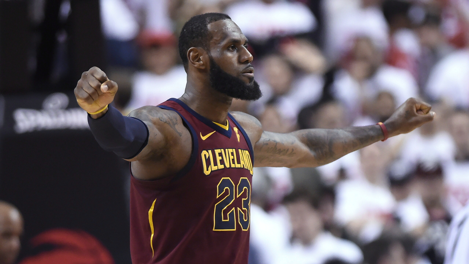 LeBron ilk maçı aldı!