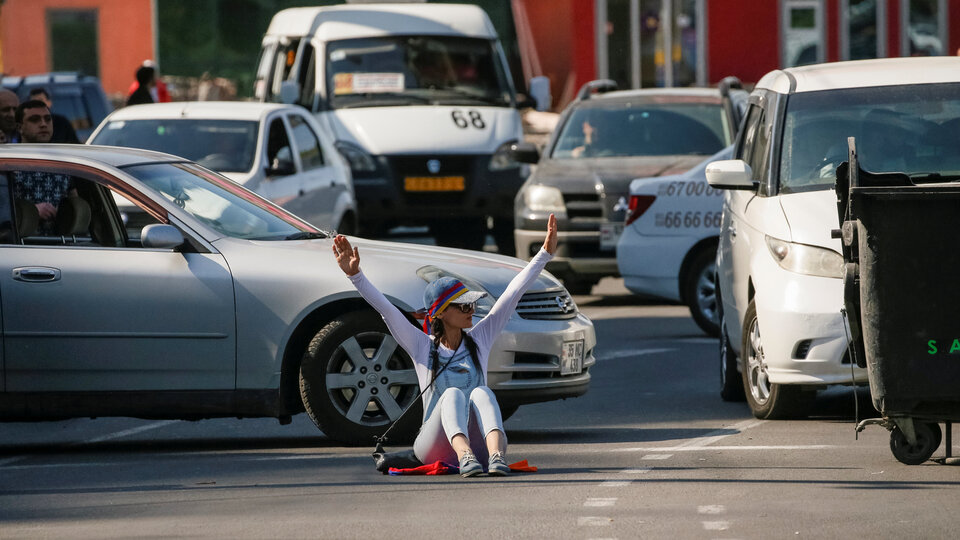 Ermenistan'da başkente girişler durdu, havaalanı yolu kapatıldı!