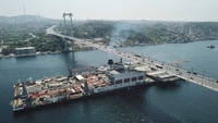 Dünyanın en büyük inşaat gemisi İstanbul Boğazı'ndan geçti