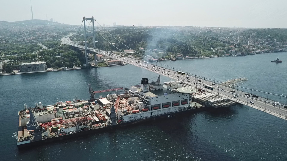 Dünyanın en büyük inşaat gemisi İstanbul Boğazı'ndan geçti