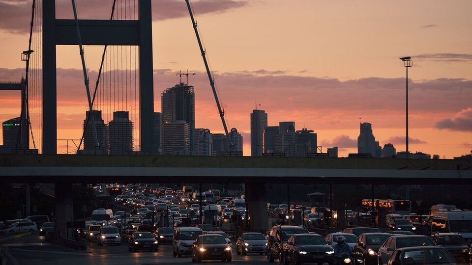 S&P Türkiye'nin kredi notunu 'bozulan mali disiplin ve yüksek enflasyon' gerekçesiyle düşürdü