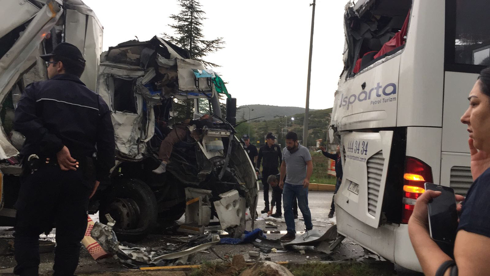 Isparta'da kamyonla yolcu otobüsü çarpıştı: 7 yaralı