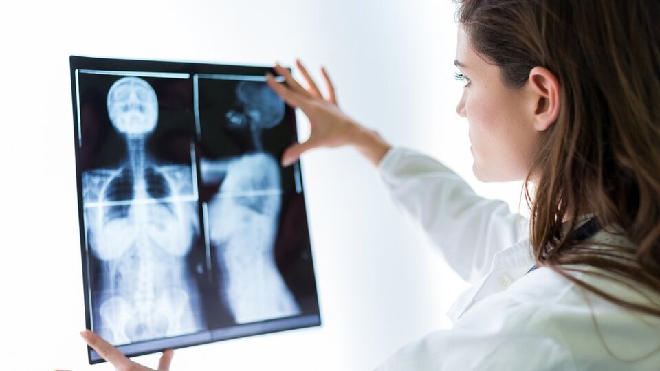 İngiltere'de bilgisayar hatası sonucu 'en az 207 kadın göğüs kanserinden öldü'