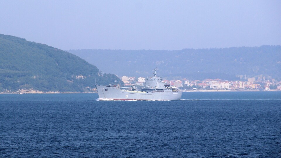 Rus çıkarma gemisi, Çanakkale Boğazı'ndan geçti
