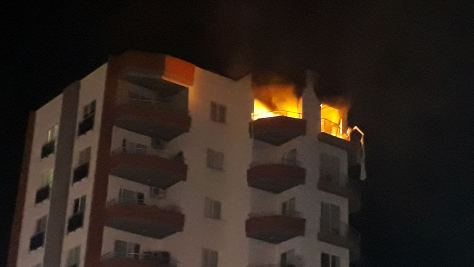 Mersin'de bir apartmanda korkutan patlama