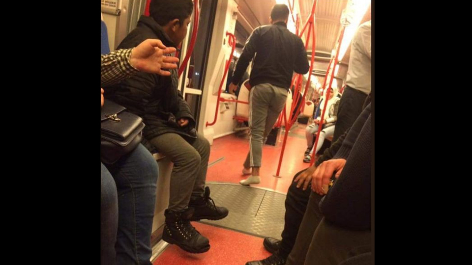 Tramvayda tüyleri diken diken eden olay! Gördüğü an harekete geçti