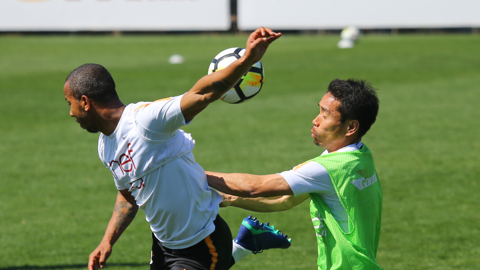 Beklerden yana yüzü gülüyor