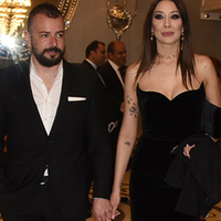 Yeni aşkıyla el ele