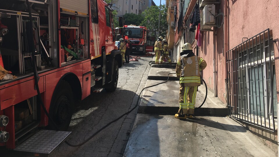 Beyoğlu'nda patlayan trafo paniğe neden oldu