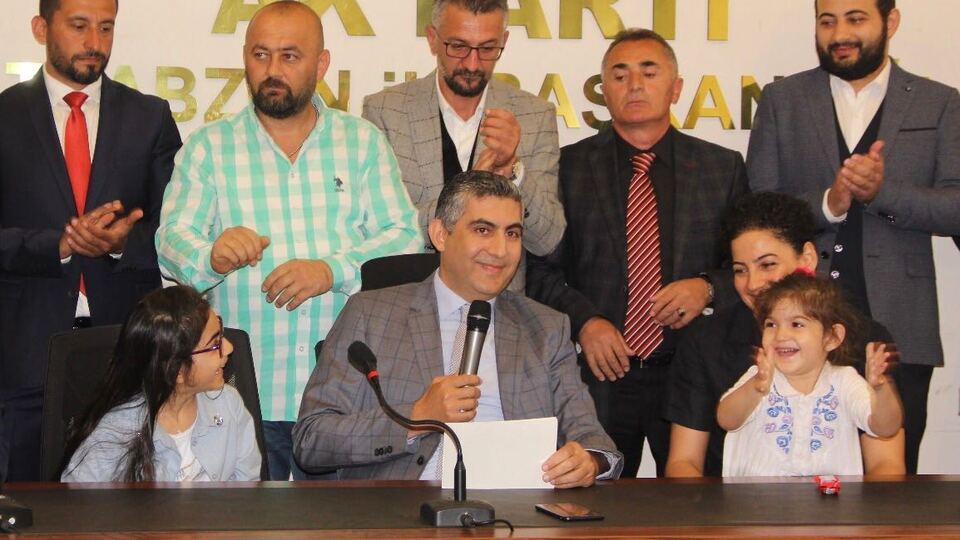 Babası adaylığını açıkladı 3 yaşındaki kızı alkışladı