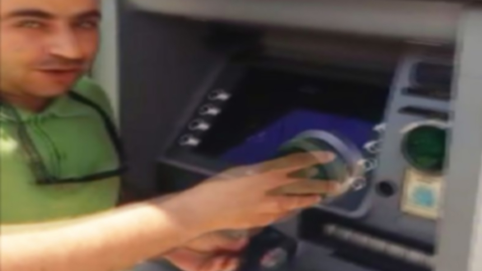 Para çekmeye gitti, bir gariplik fark etti!