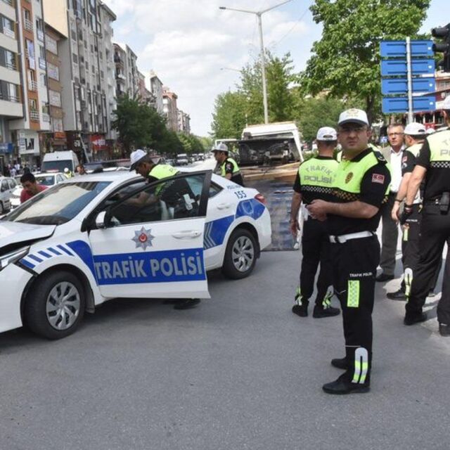 Bakan Eroğlu'nun konvoyunda kaza: 1 öğrenci ve 2 polis yaralı