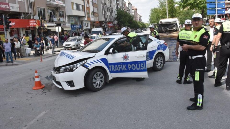 Bakan Eroğlu'nun konvoyunda kaza: 1 öğrenci ve 2 polis yaralı