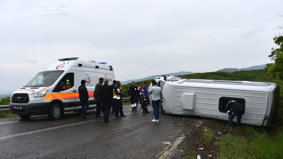 Okul takımını taşıyan minibüs devrildi: Çok sayıda yaralı