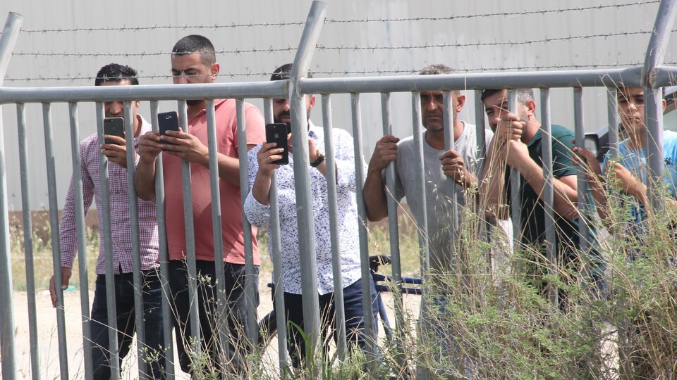 Evlerinden koştular, otomobillerini durdurdular!