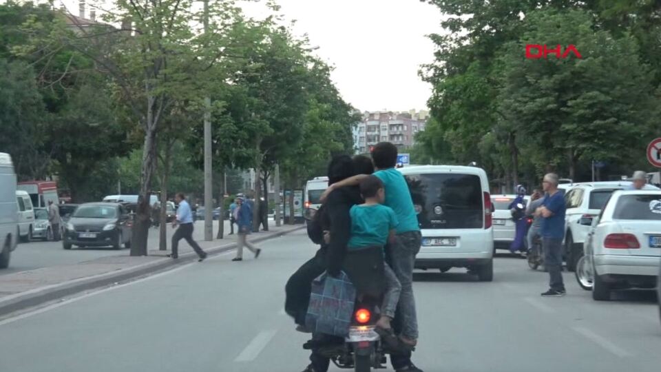 Ölüme meydan okudular! Tehlikeli yolculuk kamerada