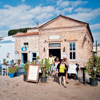 Tepeden tırnağa Egeli: Cunda!