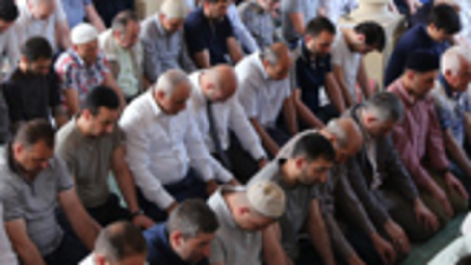 İzmir'de bugün Cuma namazı saat kaçta?