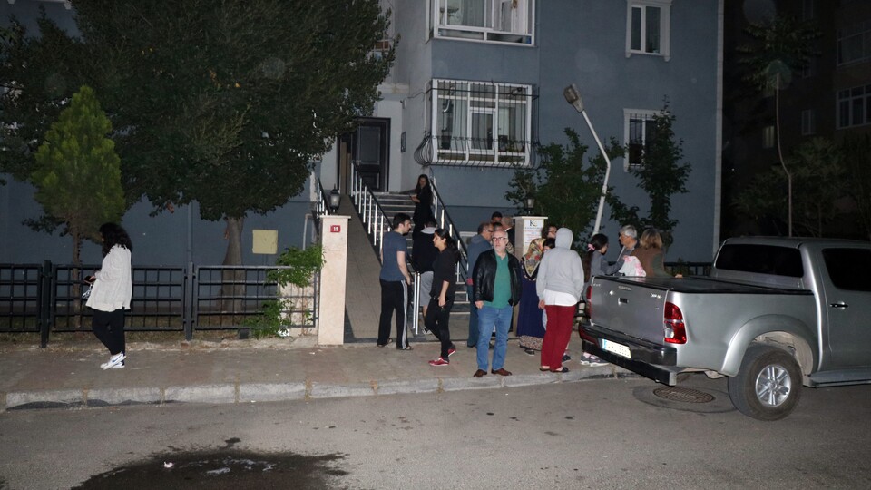 İstanbul'da korkutan yangın! 8 kişi hastanelik oldu