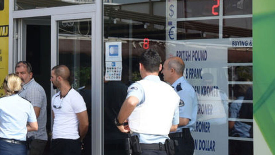 Silahlı ve kelepçeli soygun!