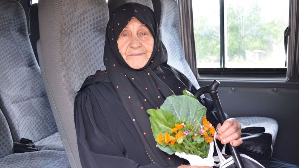 90 yaşındaki Gülüzar Nine'nin okuma azmi gençlere taş çıkarttı