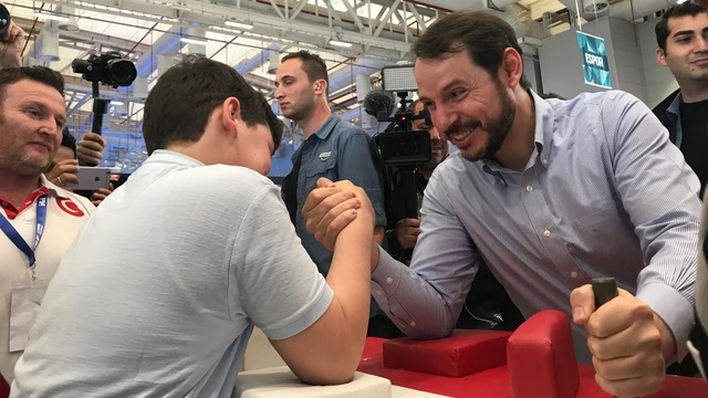 Bakan Albayrak'tan gençlere 'Tolstoy'lu çağrı