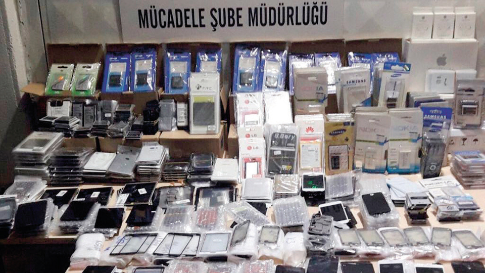 1 milyon TL'lik kaçak 'cep' operasyonu