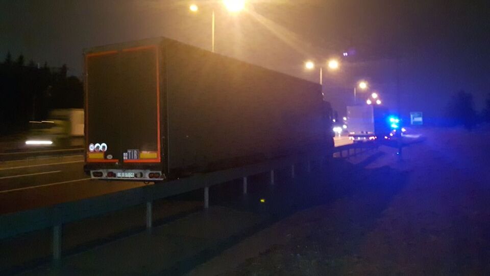 TEM'de korkunç olay! TIR'ın yanından geçen telefona sarıldı!