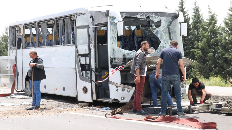 Denizli'de turistleri taşıyan otobüs devrildi: 17 yaralı