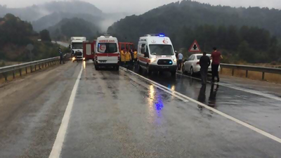 Anne ve oğlunun feci ölümü! Kazanın şiddetiyle araçlar yola savruldu