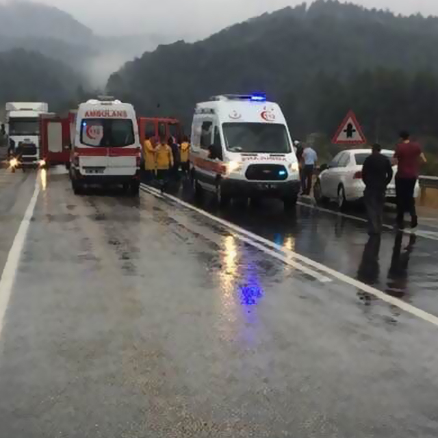 Anne ve oğlunun feci ölümü! Kazanın şiddetiyle araçlar yola savruldu