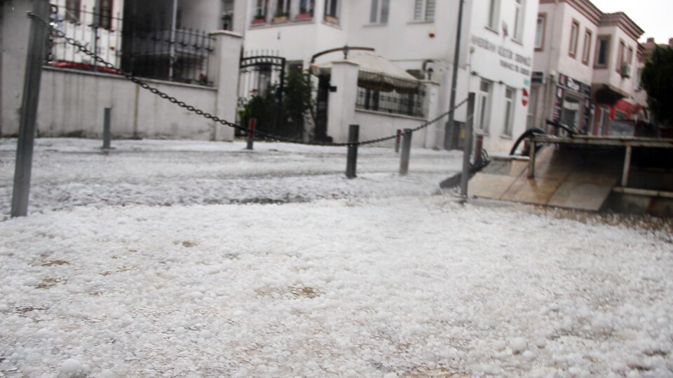 5 dakika yağdı hayatı felç etti!