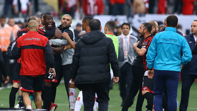 Takım arkadaşları Pogba'ya saldırdı!