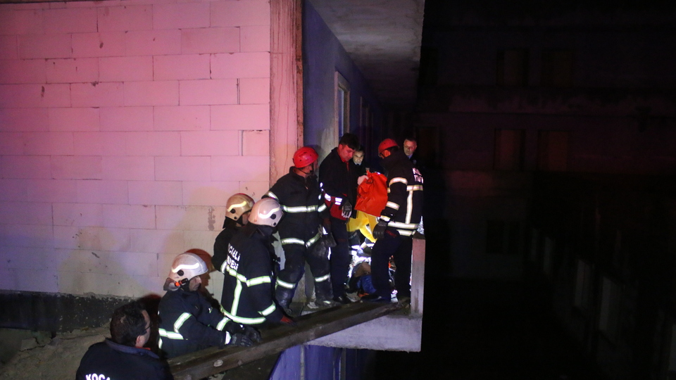 İnşaatta bıçaklanarak mahsur kalan kişiyi itfaiye kurtardı