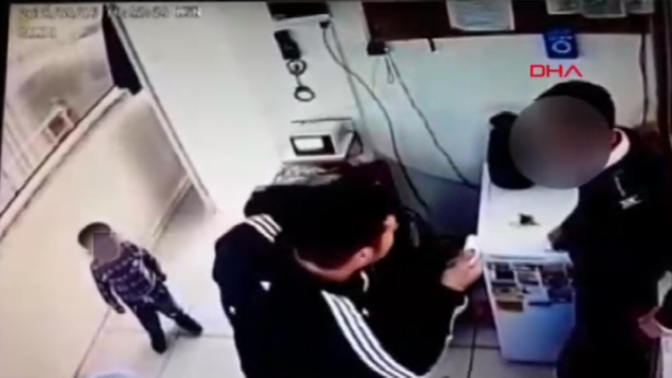 Çocuklarının gözü önünde! Site yöneticisi güvenlikçiyi böyle dövdü